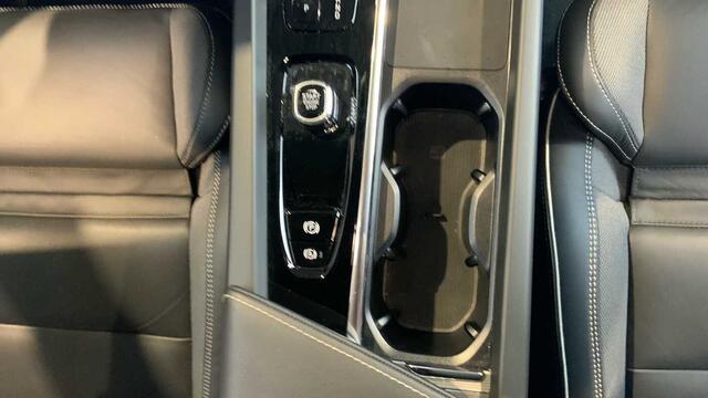 Volvo XC60 II Recharge Plus, T6 AWD Plug-in Hybrid, Elektrisch/Benzine, Dark + Pano + 360� + .
