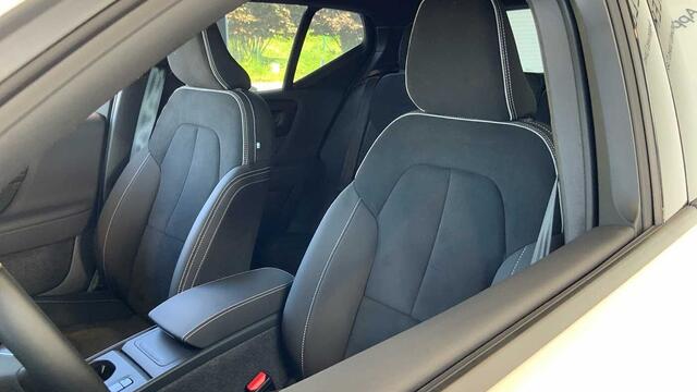 Volvo XC40 Core, B3 Mild-Hybrid, Benzine + Intellisafe + Pilot + Park Assist V&A + ......