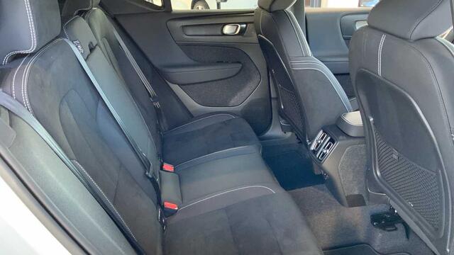 Volvo XC40 Core, B3 Mild-Hybrid, Benzine + Intellisafe + Pilot + Park Assist V&A + ......