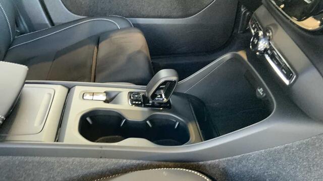 Volvo XC40 Core, B3 Mild-Hybrid, Benzine + Intellisafe + Pilot + Park Assist V&A + ......