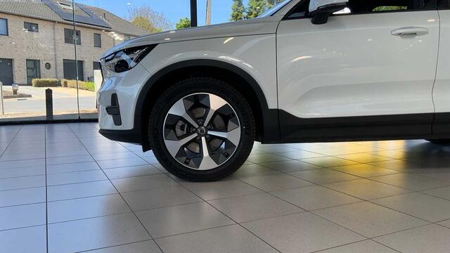 Volvo XC40 Core, B3 Mild-Hybrid, Benzine + Intellisafe + Pilot + Park Assist V&A + ......