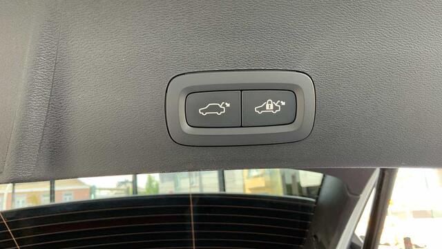 Volvo XC40 Core, B3 Mild-Hybrid, Benzine + Intellisafe + Pilot + Park Assist V&A + ......