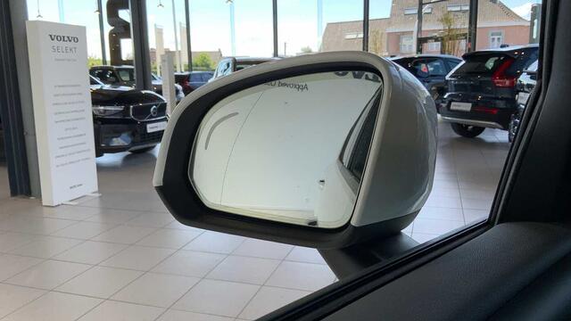 Volvo XC40 Core, B3 Mild-Hybrid, Benzine + Intellisafe + Pilot + Park Assist V&A + ......