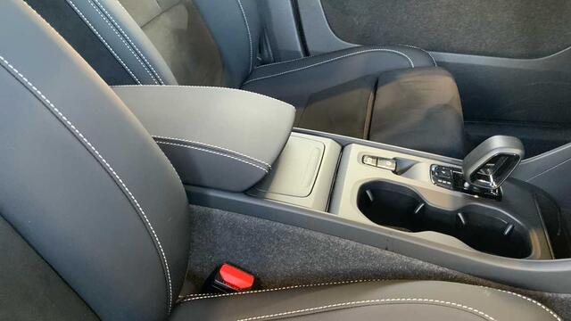 Volvo XC40 Core, B3 Mild-Hybrid, Benzine + Intellisafe + Pilot + Park Assist V&A + ......