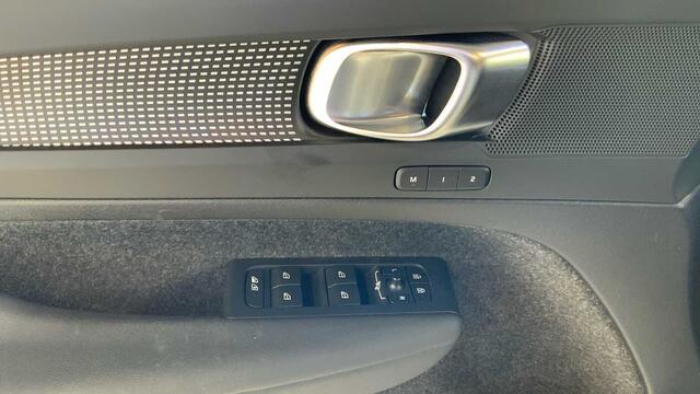 Volvo XC40 Core, B3 Mild-Hybrid, Benzine + Intellisafe + Pilot + Park Assist V&A + ......