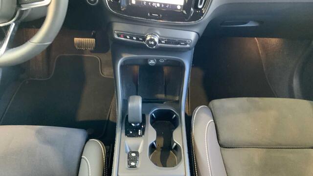 Volvo XC40 Core, B3 Mild-Hybrid, Benzine + Intellisafe + Pilot + Park Assist V&A + ......