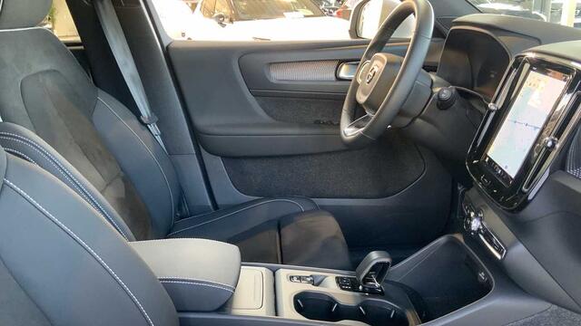 Volvo XC40 Core, B3 Mild-Hybrid, Benzine + Intellisafe + Pilot + Park Assist V&A + ......