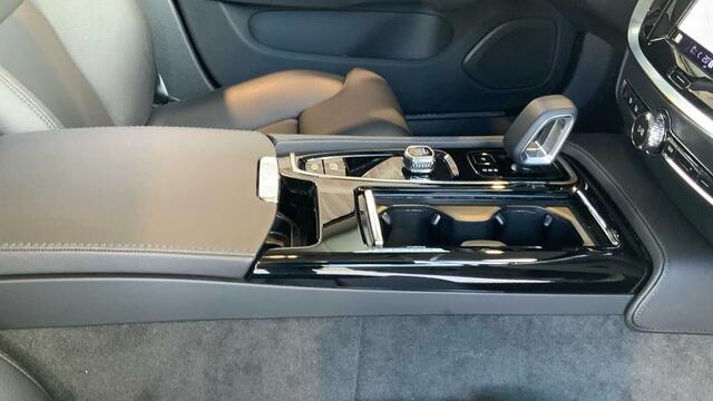 Volvo V60 Recharge Plus, T6 AWD plug-in hybrid Dark + Navi + Driver Assist Pack + Pano