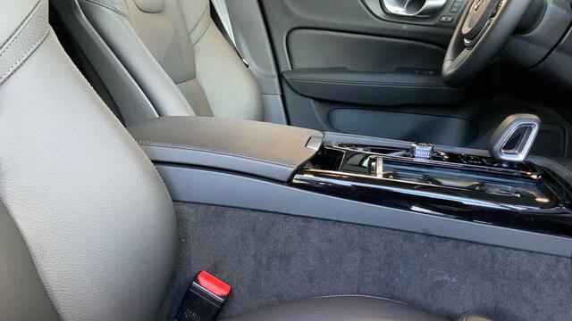 Volvo V60 Recharge Plus, T6 AWD plug-in hybrid Dark + Navi + Driver Assist Pack + Pano
