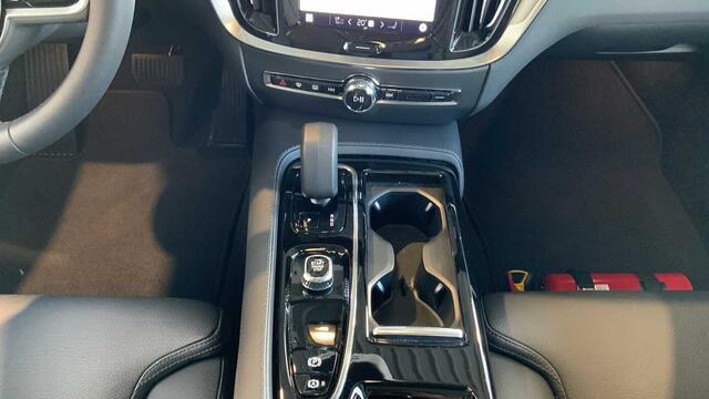 Volvo V60 Recharge Plus, T6 AWD plug-in hybrid Dark + Navi + Driver Assist Pack + Pano