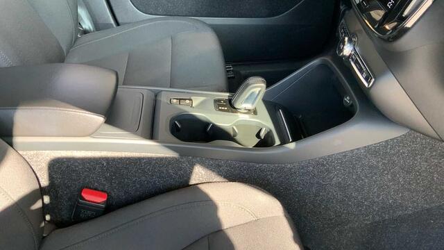 Volvo XC40 Momentum Pro, T3 Automatic + Navi + Park Assist Pack + ....