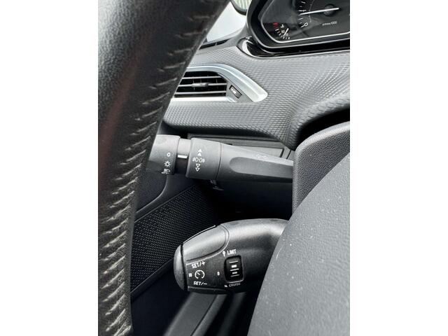 Peugeot 2008 1.2i e-THP Allure - Airco  1 JAAR GARANTIE 