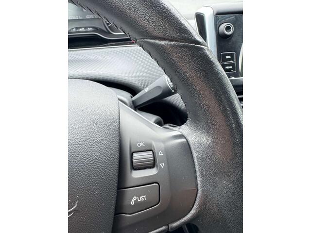Peugeot 2008 1.2i e-THP Allure - Airco  1 JAAR GARANTIE 