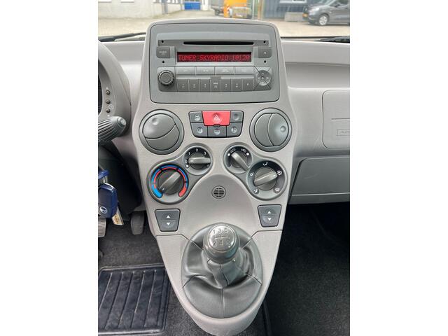 Fiat Panda 1.2 Navigator NEW APK / NAP KM / ELECT PAKKET / HOGE INSTAP / LAGE KM STAND / BOEKJES COMPLEET