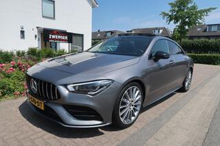 MERCEDES-BENZ CLA-KLASSE 250 AMG-NIGHT 225pk PANORAMADAK|SFEERVERLICHTING|360CAMERA|BURMESTER|DEALER ONDERHOUDEN