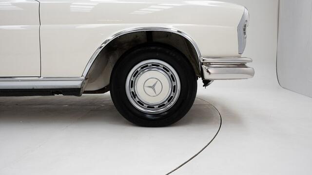 Mercedes-Benz 280 