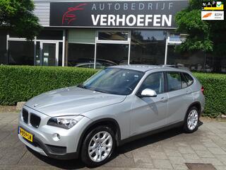BMW X1 SDrive18i - AUTOMAAT - NAVIGATIE - TREKHAAK - LEDER - CRUISE / CLIMATE - MEMORY SEATS - PDC VOOR EN ACHTER
