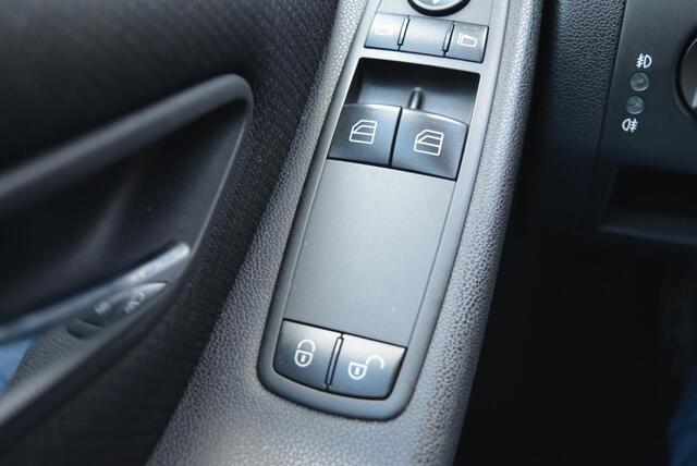Mercedes-Benz A-Klasse 170 Avantgarde | Leder | PDC | Stoelverwarming | Airco.