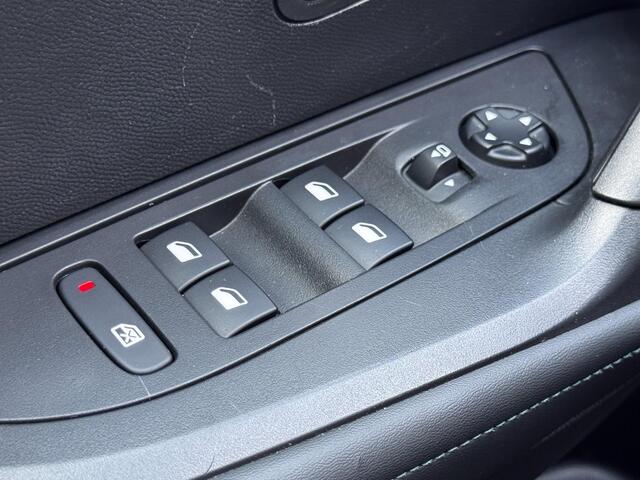 Peugeot 2008 1.2 PT Allure | 130 PK | Trekhaak | Navigatie | NL-Auto | Parkeersensoren | Climate Control |