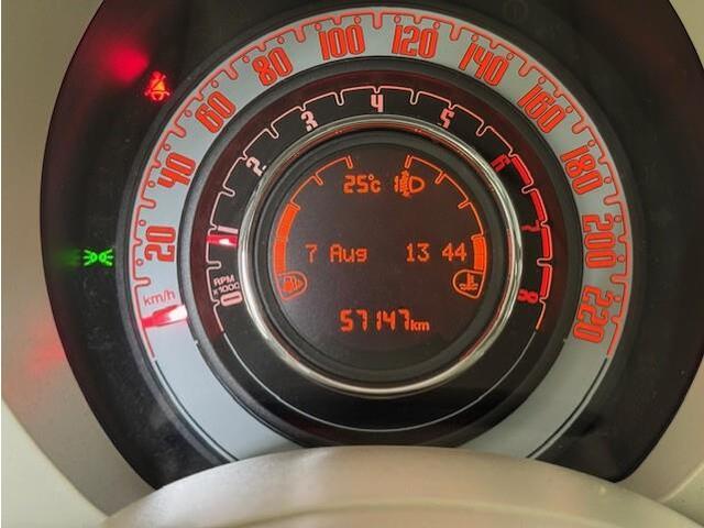 Fiat 500 1.2 Lounge met panorama dak, heeft nog maar 57147 kilometer gelopen. Hij ziet er keurig netjes uit.