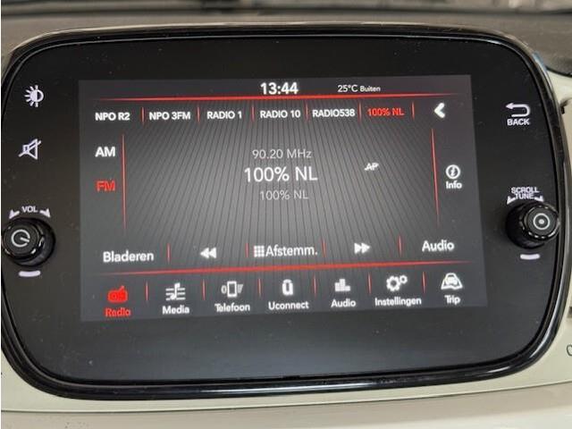 Fiat 500 1.2 Lounge met panorama dak, heeft nog maar 57147 kilometer gelopen. Hij ziet er keurig netjes uit.