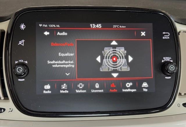 Fiat 500 1.2 Lounge met panorama dak, heeft nog maar 57147 kilometer gelopen. Hij ziet er keurig netjes uit.