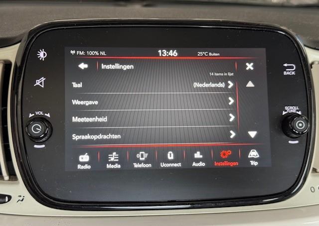 Fiat 500 1.2 Lounge met panorama dak, heeft nog maar 57147 kilometer gelopen. Hij ziet er keurig netjes uit.