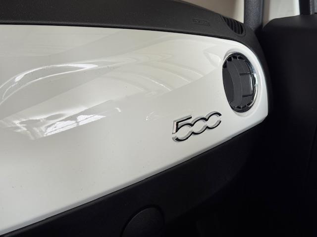 Fiat 500 1.2 Lounge met panorama dak, heeft nog maar 57147 kilometer gelopen. Hij ziet er keurig netjes uit.