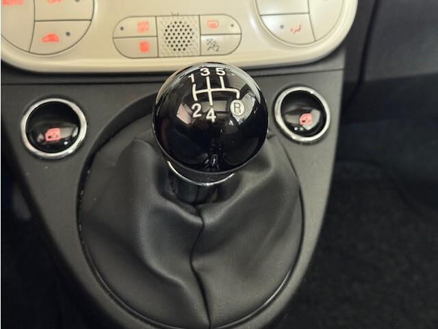 Fiat 500 1.2 Lounge met panorama dak, heeft nog maar 57147 kilometer gelopen. Hij ziet er keurig netjes uit.
