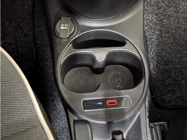 Fiat 500 1.2 Lounge met panorama dak, heeft nog maar 57147 kilometer gelopen. Hij ziet er keurig netjes uit.