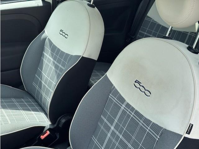 Fiat 500 1.2 Lounge met panorama dak, heeft nog maar 57147 kilometer gelopen. Hij ziet er keurig netjes uit.