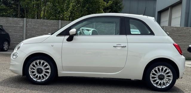 Fiat 500 1.2 Lounge met panorama dak, heeft nog maar 57147 kilometer gelopen. Hij ziet er keurig netjes uit.