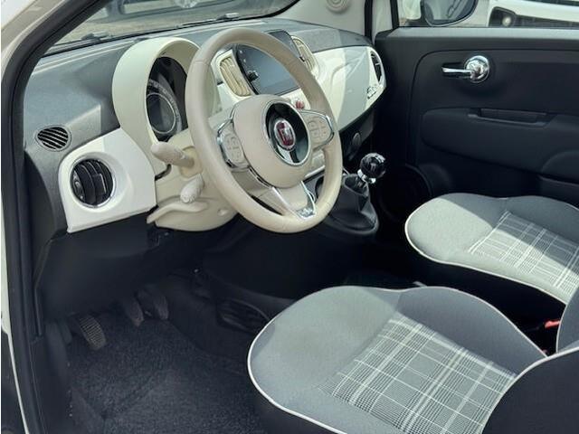 Fiat 500 1.2 Lounge met panorama dak, heeft nog maar 57147 kilometer gelopen. Hij ziet er keurig netjes uit.