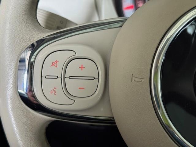 Fiat 500 1.2 Lounge met panorama dak, heeft nog maar 57147 kilometer gelopen. Hij ziet er keurig netjes uit.