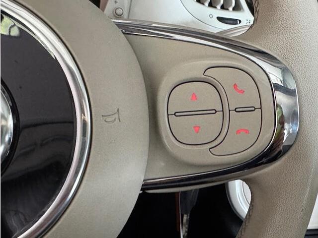Fiat 500 1.2 Lounge met panorama dak, heeft nog maar 57147 kilometer gelopen. Hij ziet er keurig netjes uit.