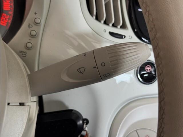 Fiat 500 1.2 Lounge met panorama dak, heeft nog maar 57147 kilometer gelopen. Hij ziet er keurig netjes uit.