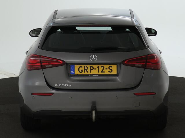 Mercedes-Benz A-Klasse 250 e Star Edition | Trekhaak | Dodehoekassistent | Parkeerpakket met Camera | Stoelverwarming | Inclusief 24 maanden MB Certified garantie v