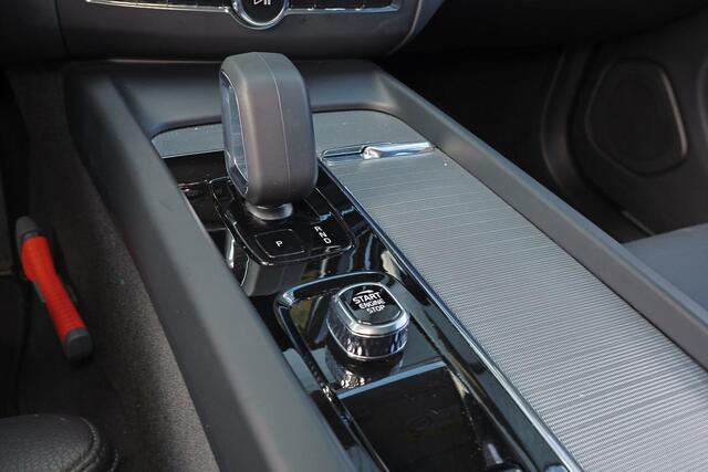 Volvo XC60 T6 Recharge AWD Plus Dark - Panorama/schuifdak - IntelliSafe Assist & Surround - 360� camera - Verwarmde voorstoelen, stuur & achterbank - Parkee