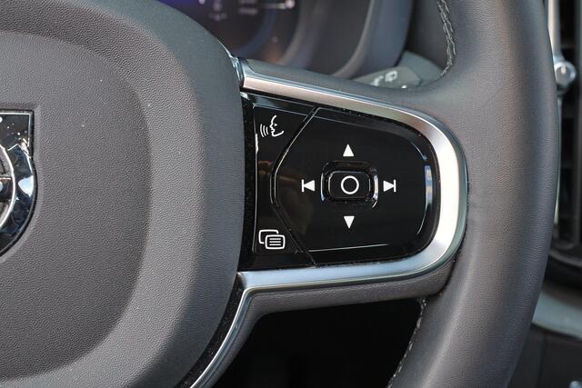 Volvo XC60 T6 Recharge AWD Plus Dark - Panorama/schuifdak - IntelliSafe Assist & Surround - 360� camera - Verwarmde voorstoelen, stuur & achterbank - Parkee