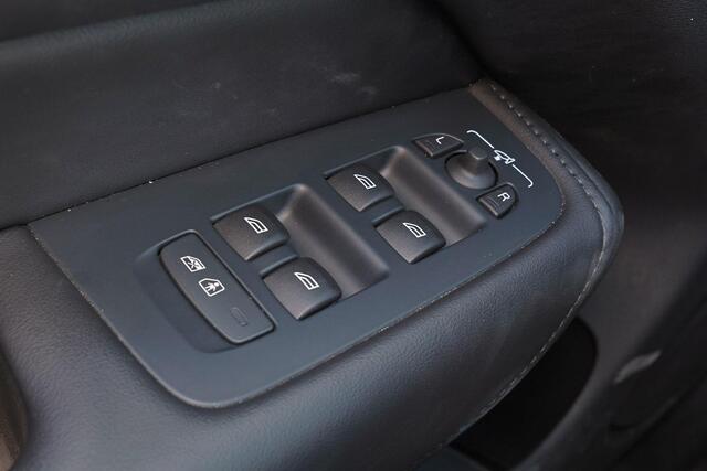 Volvo XC60 T6 Recharge AWD Plus Dark - Panorama/schuifdak - IntelliSafe Assist & Surround - 360� camera - Verwarmde voorstoelen, stuur & achterbank - Parkee
