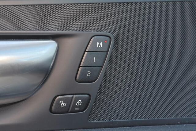 Volvo XC60 T6 Recharge AWD Plus Dark - Panorama/schuifdak - IntelliSafe Assist & Surround - 360� camera - Verwarmde voorstoelen, stuur & achterbank - Parkee