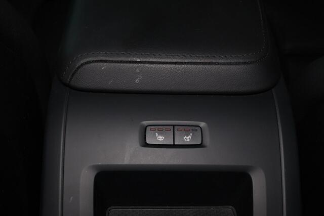 Volvo XC60 T6 Recharge AWD Plus Dark - Panorama/schuifdak - IntelliSafe Assist & Surround - 360� camera - Verwarmde voorstoelen, stuur & achterbank - Parkee