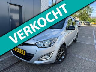 HYUNDAI I 20 1.2 HP i-Motion Comfort / APK / AIRCO / NAVI / SCHERM / AL VELGEN / 2 SLEUTELS / ZEER NETTE AUTO!!!!