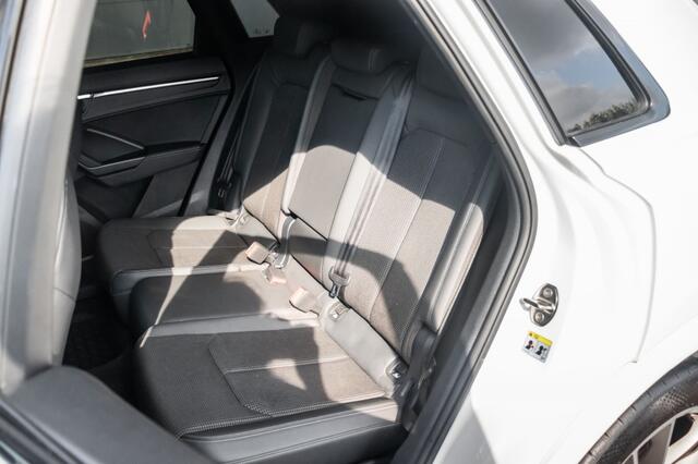 Audi Q3 35 TFSI, S-line, Black, Keyless, ambiance, LED
