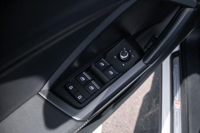 Audi Q3 35 TFSI, S-line, Black, Keyless, ambiance, LED