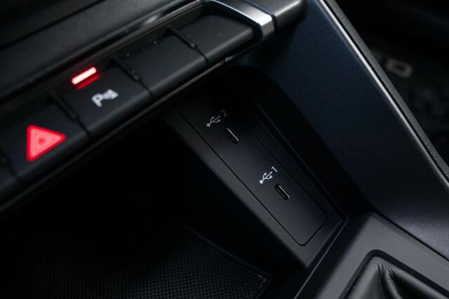 Audi Q3 35 TFSI, S-line, Black, Keyless, ambiance, LED