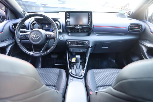 Toyota Yaris 1.5 Hybrid Executive PANO CARPLAY HALF-LEER STOEL/STUURVERW. CAMERA HUD CRUISE CLIMA DAB 2XPDC 17''LMV KEYLESS-ENTRY/START