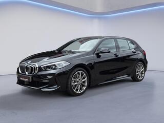 BMW 1-SERIE 120i M Sport /Apple Carplay/Stuur-Stoelverw./Camera/Parkeersens. Rondom/Elektr. Klep/DAB+/Grootlichtass./(MET GARANTIE*)