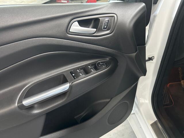 Ford Kuga 1.5 EcoBoost Vignale, pano,trekhaak,keyless,stuurverw,stoelverw.