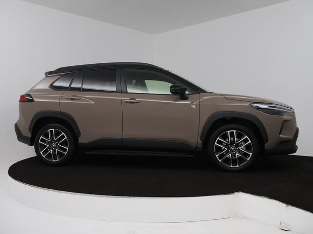 Toyota Corolla Cross Hybrid 180 Executive | All-season banden | Treeplanken |